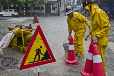 Vì đâu 'áo vàng đứng giữa trời mưa'?